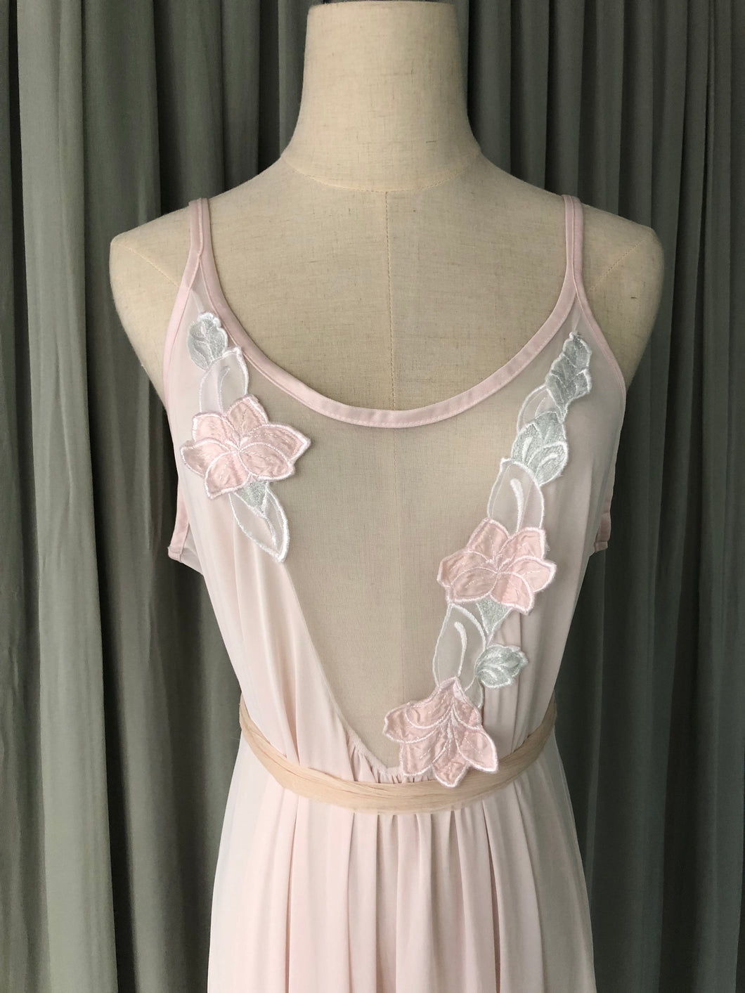 1980s Long Pale Pink Nylon Night Gown Applique The Wed Genie 1980s Long Pale Pink Nylon Night Gown Applique The Wed Genie